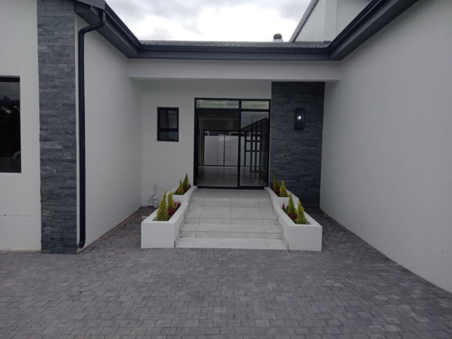 4 Bedroom Property for Sale in Wavecrest Eastern Cape